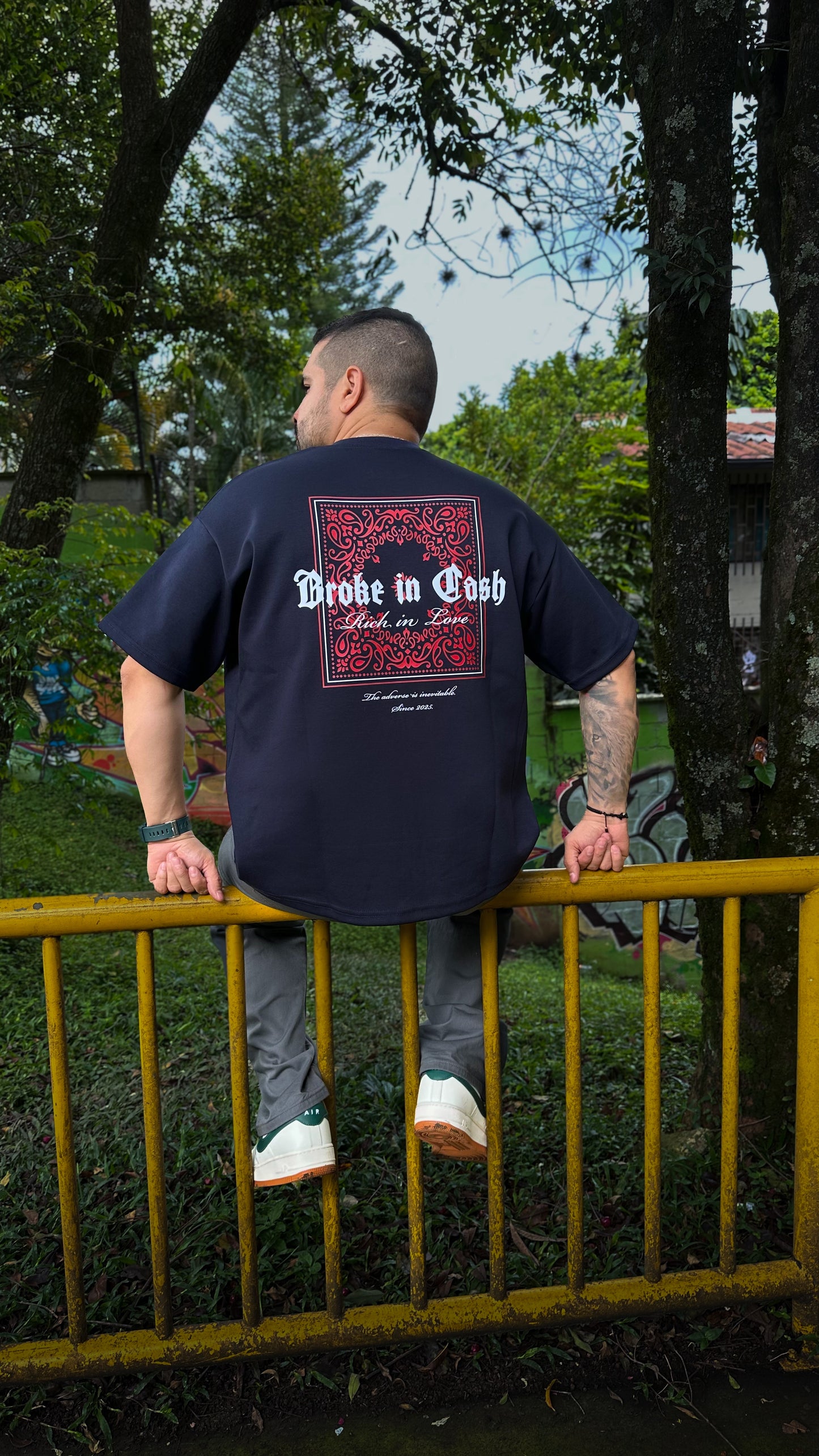 Camiseta Broke in Cash, Rich in Love